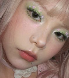 xhs purpletiitty | makeup look eyeshadow flowers Pink Green Makeup Looks, Spring Makeup Aesthetic, Fairy Eyeshadow Look, Pink Green Makeup, Eyeshadow Flowers, Flower Makeup Aesthetic, Floral Makeup Looks, Light Green Makeup, Flower Makeup Looks