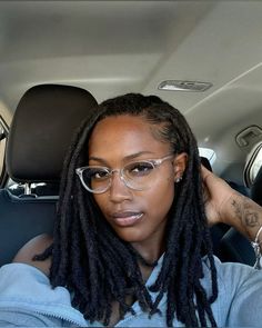 A minimalist look featuring side-parted, medium-length locs, perfect for a professional or casual vibe. The style is complemented by clear-framed glasses for added sophistication. #SidePartLocs #MinimalLocs #ProtectiveLocStyles #NaturalHairBeauty #ClassicLocStyles Locs With Glasses, Locs With Shells, Starter Locs 4c Hair, Ig Selfies, Loc Styles Medium, Loc Hairstyles For Women, 4c Locs, Jah Locs, Medium Locs