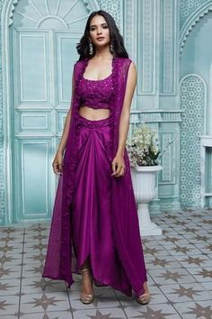 14 Versatile Crop Tops Outfit Ideas for Day to Night Looks Purple Cape, Organza Jacket, Embroidered Crop Tops, Draped Skirt, Satin Color, Top Pants Set, Manish, Floral Print Shorts