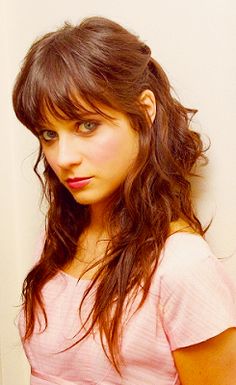 ¡ESE flequillo otra vez! Bangs Haircut Medium, Zoe Deschanel, Brunette Fringe, Wedding Hairstyles With Bangs, Zooey Deschanel Style, Κούρεμα Bob, Emily Deschanel, Best Wedding Hairstyles, Wedding Hairstyles Half Up Half Down