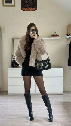 Winter Stockings Outfit, Cool School Outfits, Fur Outfit, Cool School, Preppy Fall Outfits, Outfits Simple, Attractive Clothing, Classy Winter Outfits