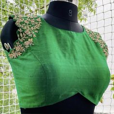 Blouse design Maggam Work Croptop Designs, High Neck Maggam Work Blouse Designs, Latest Work Blouse Designs, Simple Green Blouse Designs For Saree, Blouse Designs Aari Work, Blouse Maggam Work, Work Blouse Designs