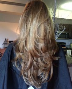 Layered Haircuts On Wavy Hair, Hair Round Layers, Reverse Ombre Hair Blonde, Wavy Cuts With Layers, Hair Straight Layers, Rounded Layers Long Hair, Long Round Layers Haircut, Waterfall Haircut, Layered Extensions