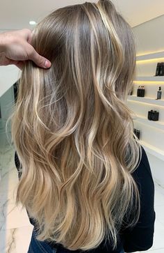 Rambut Brunette, Summer Blonde Hair, Brown Hair Inspo, Brunette Hair With Highlights, Balayage Blonde, Dirty Blonde Hair, Brown Hair With Blonde Highlights, Honey Blonde Hair, Brown Hair Balayage