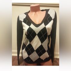 Nwt New York & Company V-Neck Sweater. Size Small. Dark Gray With Cream, Black, And Light Gray Argyle Pattern On Front. Very Nice. 100% Acrylic. Please View Pictures As They Are Part Of The Description. Monitors Vary Causing A Possible Variation In Actual Color And Color In Pictures. Magenta Sweater, Black Cold Shoulder Top, Teal Sweater, Argyle Pattern, Spirit Week, Large Sweaters, Argyle Sweater, View Pictures, School Shopping