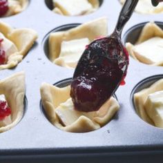 Best Cranberry Brie Bites Recipe - Top Recipes Brie Cranberry Sourdough Bread, Brie Tart, Brie Appetizers, Xmas Deserts, Cranberry And Brie, Hors Devours Appetizers, Cranberry Appetizer, Holiday Party Snacks, Cranberry Bites