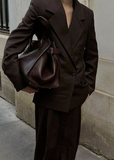 Brown Trousers Outfit, Minimalist Spring Outfits, All Brown Outfit, Brown Blazer Outfit, Outfit Ideas Oversized, Minimalism Clothes, Outfits Minimal, The Row Bag, Brown Outfits