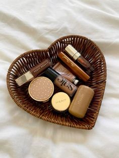 Fall Makeup Products Aesthetic, Saie Makeup Aesthetic, Fall Makeup Products, Autumn Makeup Products, Autumn Makeup Aesthetic, Makeup Flatlay, Fall Makeup Trend, Makeup Aesthetic, Pinterest Diy