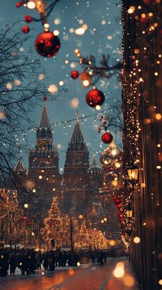 This festive street filled with twinkling lights and red ornaments with a cathedral in the background is my go-to for a holiday-themed phone wallpaper. Historic Christmas, Winter Backgrounds Iphone, Winter Wallpapers, Christmas Background Images, Cozy Cabins, Merry Christmas Wallpaper, Xmas Wallpaper, Snowy Christmas, Magical Winter