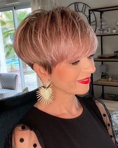 Older Woman with a Rode Gold Pixie Hairstyle Honey Blonde Hair Color, Honey Blonde Hair, Short Hair Balayage, Penteado Cabelo Curto, Short Pixie Haircuts, Haircuts For Fine Hair, Short Hair With Layers