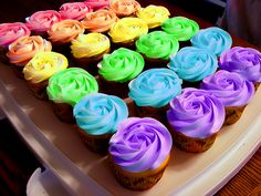 there are many cupcakes with different colored frosting on the top and bottom