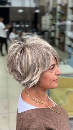 ÖzgürEr | Özgürce dokunuş ✂️✨✨ | Instagram Lisa Renna, Bob Hairstyling, Short Hair Long Fringe, Blonde Hair Pictures, Short Bob With Fringe, Grey Bob Hairstyles, Short Hair Designs, Shaggy Short Hair, Classy Hairstyles