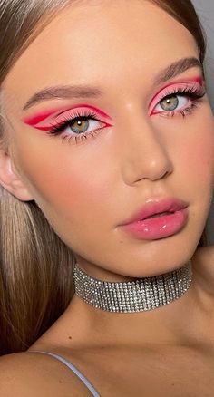 Creative Easy Makeup Looks, Red Aesthetic Makeup Looks, Easy Color Makeup, Bright Red Eyeshadow Looks, Creative Looks Makeup, Red Easy Makeup, Bright Make Up Looks, Makeup Looks Creative Cool, Pink Red Makeup Looks