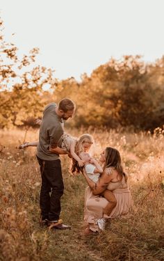 Family Poses Photography For 4, Family Photography Poses For 4, Family Of 4 Pictures, Family Of 4 Photos, Family Of 4 Photoshoot, Country Family Photos, Boho Family Photos