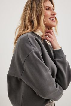 This sweatshirt features an oversized fit. It has a light material and a rounded neckline. This sweatshirt features long sleeves. Gray Sweatshirt Outfit, Dropped Shoulder Sweatshirt, Sweatshirt Outfit, Oversized Coat, Business Outfit, Future Fashion, Charcoal Color, Oversized Sweatshirt, Oversized Sweater