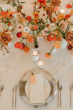 Black and white with pops of bright color and playful details are a welcome surprise in this wedding design. Sunset Wedding Colors, Wedding Head Table, Orange Wedding Themes, Orange And Pink Wedding, Wedding Color Palette Summer, Orange Wedding Colors, Wedding Color Pallet, Citrus Wedding, Spring Wedding Colors