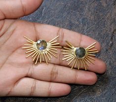 Sun Earrings, Rainbow Quartz, Earrings Round, Back Jewelry, Rising Sun, Shiny Things, Coat Outfits, Bijoux Diy, Pretty Jewellery