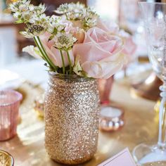 Gold Glitter Jar Vase For Wedding Centrepieces - The Wedding of My Dreams Sparkle Mason Jars, Glitter Mason Jars, Glitter Jars, Glitter Decor, Sweet 16 Parties, Jar Vase, Mason Jar Diy, Mason Jar Crafts