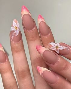 Timeless Era Boutique, wo lebendige Kreativität auf Nagelkunst trifft! Hierbei verwenden wir die hochwertigsten Gel- und Aufbaugel-Produkte, die nicht nur ein wunderschönes Aussehen, sondern auch eine lange Lebensdauer garantieren. Sollten Sie Fragen haben oder Hilfe benötigen, zögern Sie bitte nicht, uns per Nachricht zu kontaktieren. Ihre Zufriedenheit ist unsere höchste Priorität. Vielen Dank, dass Sie uns in Betracht gezogen haben, Ihr Nagelspiel zu verbessern. Wir freuen uns darauf, ein Nag Ombre Acrylic Nails, Almond Shape Nails, Summer Acrylic Nails, Stick On Nails, Artificial Nails, Nail Accessories, Nail Kit, Flower Nails, Design Floral