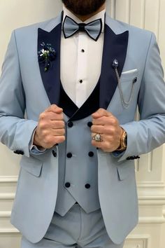 Discover Modern Ice Blue Slim Peak Collar Three Piece Tuxedo with bradymensuit. Shop for a range of Light Blue Peaked Lapel men's suits for every occasion with rush order service in cheap price. Dripped Outfits, Blue Prom Tuxedo, Blue Tuxedo Wedding, Blazer Waistcoat, Sky Blue Suit, Tuxedo Colors, Terno Slim, Prom Tuxedo, Suit Man