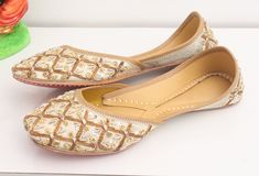 * Bridal wedding gold flat shoes with embroidered work as shown above. * comfortable in wear. * Perfect for every occasion. * best in quality. * Handmade by me. Please chose your size from the below chat. If you are not sure about your size, please let us know.We ll help you out. Sizes: - US 4.5 - EU 34 - 22.5 cms - US 5 - EU 35- 23cms - US 6 - EU 36- 23.5 cms - US 7- EU 37- 24 cms - US 7.5- EU 38- 24.5 cms - US 8.5- EU 39- 25 cms - US 9- EU 40- 25.5 cms - US 10- EU 41- 26 cms - US 11- EU 42- 26 Gold Traditional Wear With Mirror Work For Formal Occasions, Zari Work Wedding Shoes, Zari Work Wedding Shoes For Festivals, Festive Zari Work Flats For Reception, Festive Zari Work Wedding Shoes, Zari Work Flats For Diwali Reception, Festive Flats With Zari Work For Reception, Wedding Flats With Zari Work And Round Toe, Wedding Shoes With Zari Work For Festivals