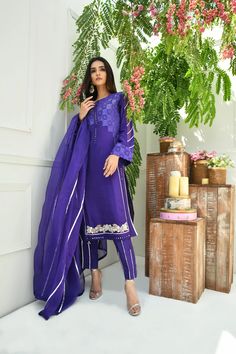 Make a lasting impression with Shireen Lakdawala's unforgettable luxury pret fashion in Pakistan. Be the epitome of elegance and sophistication with her iconic designs. Lawn Design, Traditional Dresses Designs, Pure Chiffon, Embroidered Leather, Embroidery Motifs, Lawn Suits, Eid Collection, Wool Shawl, Extra Fabric