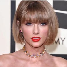 Neat looking stacked bob haircut. Other bob cut ideas for the summer. #bobcut #shorthair Celebrity Short Haircuts, Taylor Swift Bad Blood, Hairstyles Bob, Stacked Bob Hairstyles, Prettiest Girl, Stacked Bob, Stacked Bob Haircut, Estilo Taylor Swift, Red Highlights