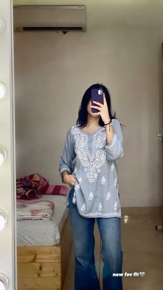 Fence Kurti Design, Short Chicken Kurti With Jeans, Kurta With Baggy Jeans, Kurti And Jeans Outfit Ideas, Modern Kurti Design Style With Jeans, Chicken Kurti With Jeans, Kurtis On Jeans, Girls In Kurti Aesthetic, Kurta And Jeans Aesthetic