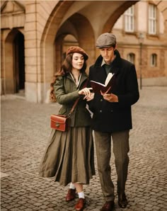 Dark Academia Couple, Academia Moodboard, Dark Academia Moodboard, Academia Aesthetic Outfit Men, Vintage Couple, Old Library, Aesthetic Outfits Men, Academia Style, Vintage Couples