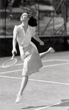 40s Mode, Mood Inspiration, Playing Tennis, Vintage Tennis, Ava Gardner, Tennis Fashion, Tennis Racquet, Trik Fotografi