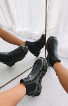 Dr Marten Chelsea Boots, Dr Marten Chelsea, Dr Martens 2976 Quad, Platform Chelsea Boots, Susan Sarandon, Crochet Sandals, Black Polish