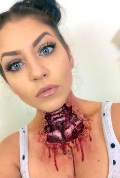 15-Horror-Halloween-Neck-Makeup-Ideas-Styles-Looks-2018-16 Horror Halloween Costumes Women, Creepy Halloween Costumes Women, Halloween Lip Makeup, Wound Makeup, Gore Makeup, Creepy Makeup, Horror Make-up, Neck Bones, Special Fx Makeup