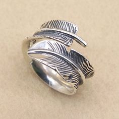 Mens Sterling Silver Jewelry, Feather Ring Silver, Hammered Silver Jewelry, Simple Silver Jewelry, Silver Jewelry Diy, Mens Silver Jewelry, Biker Jewelry, Feather Ring, Silver Jewelry Earrings