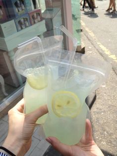 Such a great idea!! Bag o' lemonade - perfect for the beach! Freeze it first and take to beach and squeeze to make it slushy. Tyler Florence, Vodka Lemonade, Capri Sun, Vodka Drinks, Lemonade Recipes, Jello Shots, Halloween Drinks, Snacks Für Party, Milkshakes