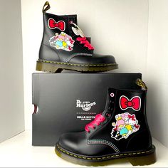 Dr. Martens -Features Hello Kitty And Friends In This Cute Pair Of Boots For The True Sanrio Fan. Get Your Own Pair Today! Brand New, Never Used. Cute High-top Leather Boots, Cute Black High-top Boots, Cute Black Lace-up Boots, Hello Kitty Boots, Shoes Dr Martens, Hello Kitty And Friends, Trust Fund, Kawaii Stuff, Dr Martens Black