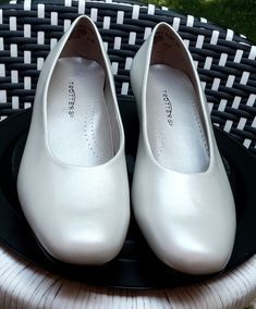 Elevate your style with these stunning white pearl leather dress shoes from the brand Trotters. These flats are made in Brazil with high-quality leather and have an exact heel height of 1.25". The solid pattern and elegant design make these shoes perfect for any dressy occasion. With a US shoe size of 9M, these shoes are perfect for women who want to stand out in a crowd. The upper material is crafted from premium leather, providing durability and comfort. These shoes are an excellent addition t Elegant Synthetic Slip-on Court Shoes, Elegant Beige Slip-on Court Shoes, Elegant Beige Synthetic Court Shoes, Cream Flat Heel Court Shoes For Formal Occasions, Elegant Slip-on Court Shoes In Synthetic Material, Formal Cream Faux Leather Heels, White Slip-on Court Shoes For Formal Occasions, Elegant Cream Faux Leather Heels, White Synthetic Court Shoes For Formal Occasions