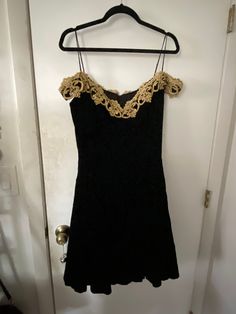 Vintage Gunne Sax by Jessica McClintock.  Knee length, black velvet with off-the-shoulder gold trim. Excellent condition. Dress is size 13/14, please note vintage sizes fit differently compared to modern sizes-  Flat measurements are as follows: Length 36" from top of trim Chest (measured from arm to arm) 17" Waist 14" Skirt length 22" Green Gunne Sax Dress, Jessica Mcclintock Dress 80s, 1970's Gunne Sax Dresses, Jessica Mcclintock Dress, Gunne Sax Black Label, Jessica Mcclintock, Gunne Sax, Vintage Clothes, Skirt Length