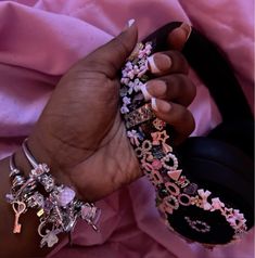 ig: urprettylibragf Black Beats Decoration, Pink Beats Aesthetic, Beats Headphones Decoration