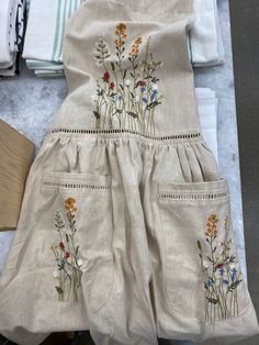 Cottagecore Apron, Cottagecore Outfits, Cottagecore Fashion, Skirt Maxi, Embroidered Clothes, Embroidery Inspiration, Mode Inspiration, Sewing Clothes, Sewing Inspiration