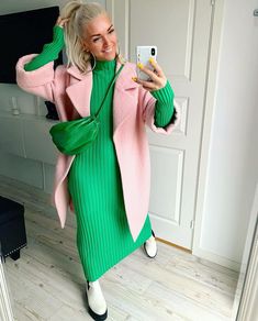 #outfits Pink Winter Outfit, Cut Outfits, Color Combos Outfit, Brunch Fashion, Dopamine Dressing, Color Blocking Outfits, Stylish Winter Outfits, Pink Winter, Bright Fashion