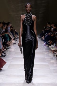 Old Runway Fashion, Gothic Haute Couture, Model Runway Outfits, Runway Fashion Couture Inspiration, Black Tie Party Outfit Women, Versace Runway 90s, Black Runway Models, Crazy Runway Fashion, Aesthetic Modeling