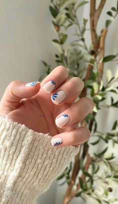 Simple White Nails With Designs, Cute Easy Gel Nail Designs Short Nails, Navy Blue Nails With White Flowers, Nail Inspo End Of Summer, Short Almond Nails With Flowers, Simple Nail Art Natural Nails, Simple Blue Flower Nails, Simple Biab Designs, Star Nail Art Designs