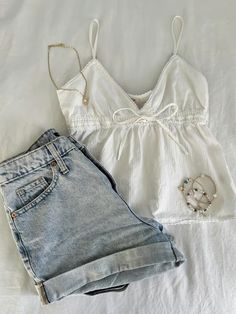 Outfit Inspo Jean Shorts, Florida Girl Aesthetic Outfits, Ocean Girl Aesthetic Outfits, Cami Tank Top Outfits, Sweat Shorts Outfit Summer, Florida Aesthetic Outfits, Jean Shorts Outfit Summer Casual, Summer Outfits Jean Shorts