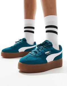 Sko fra Puma Et strejf af farve Design med lav profil Lukkes med snørebånd Foret pløs og manchet PUMA mærket Plateausål Slidmønster med struktur Colourful Sneakers, Puma Palermo, Converse Chuck Taylor White, Platform Trainers, Flip Flop Boots, Leopard Print Baby, White Trainers, Swimwear Sale, Hoodies For Sale