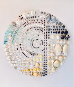 seashell art geometric abstraction Shell Collage Art, Sea Shell Collage, Seashell Crafts Artwork, Diy Seashell Art, Sea Glass Crafts Ideas, Things To Do With Sea Shells, Shell Art Diy, Seaglass Diy, Shell Collage