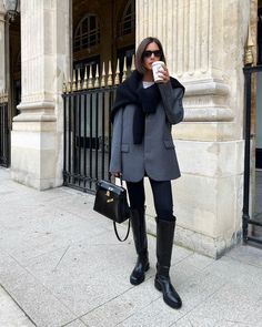 Tall Boots Outfit, Vinter Mode Outfits, Fall Boots Outfit, Winter Boots Outfits, Black Boots Outfit, London Outfit, Paris Outfits, Rainy Day Outfit