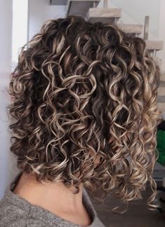 Short Permed Hair, Highlights Curly Hair, Curly Hair Photos, Colored Curly Hair, Medium Curly Hair Styles, Haircuts For Curly Hair, Curly Hair Inspiration, Curly Hair With Bangs, Hairstyles Curly