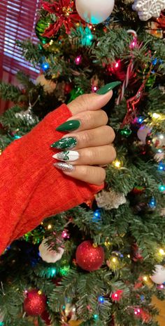 Green Nails Sns, Red Green And White Christmas Nails, Christmas Nail Designs Red And Green, Green Holiday Nail Designs, Green And Silver Christmas Nails, Green Holiday Nails Christmas, Christmas Nails Acrylic Green, Green And White Christmas Nails, Red And Green Nails Christmas