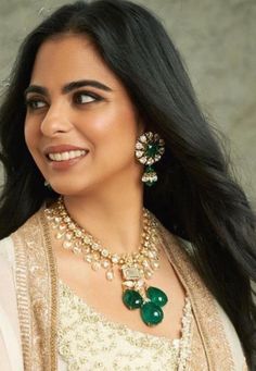 Nita Ambani Jewellery, Ambani Jewellery, Isha Ambani Wedding, Ambani Wedding, Isha Ambani, Asian Bridal Hair, Nita Ambani, Beautiful Diamond Necklace