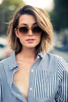 Carré dégradé avec mèches - Le carré dégradé : nos idées pour l’adopter - Elle Cute Short Haircuts, Short Hairstyles For Thick Hair, Best Short Haircuts, Haircut For Thick Hair, Short Hair Cuts For Women, Short Hairstyles For Women, Hair Dos, Womens Haircuts